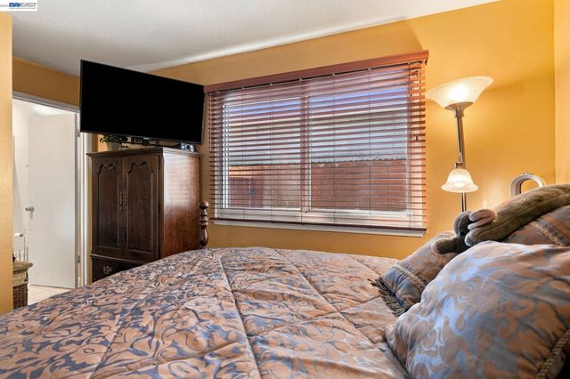 22 John Glenn Cir, Daly City, CA 94015