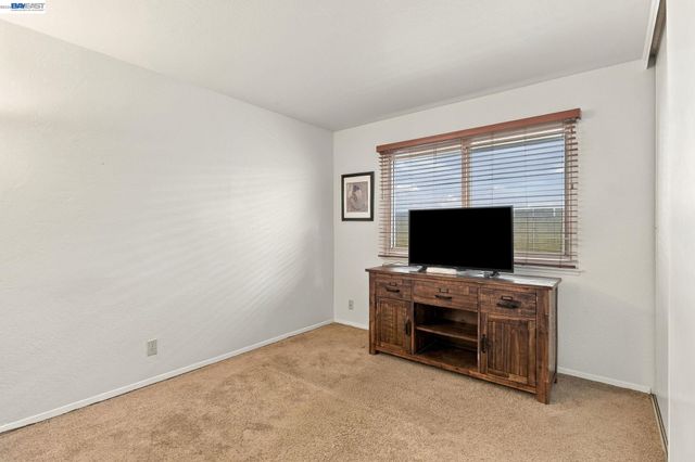 22 John Glenn Cir, Daly City, CA 94015