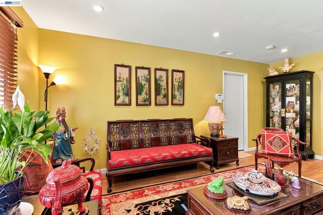 22 John Glenn Cir, Daly City, CA 94015