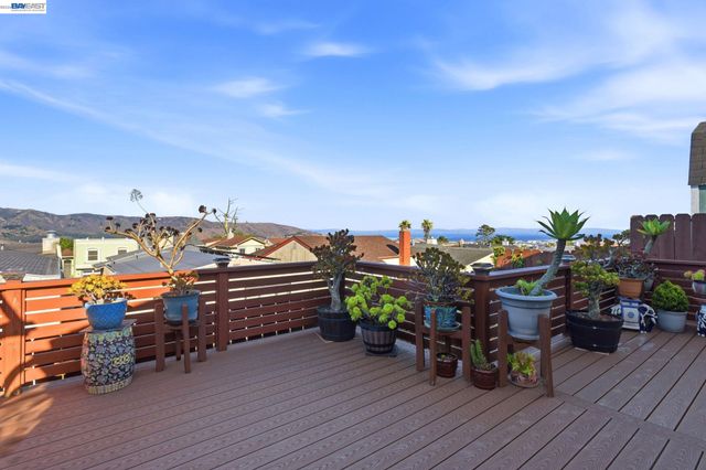 22 John Glenn Cir, Daly City, CA 94015