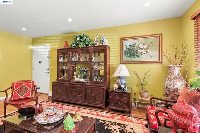 22 John Glenn Cir, Daly City, CA 94015