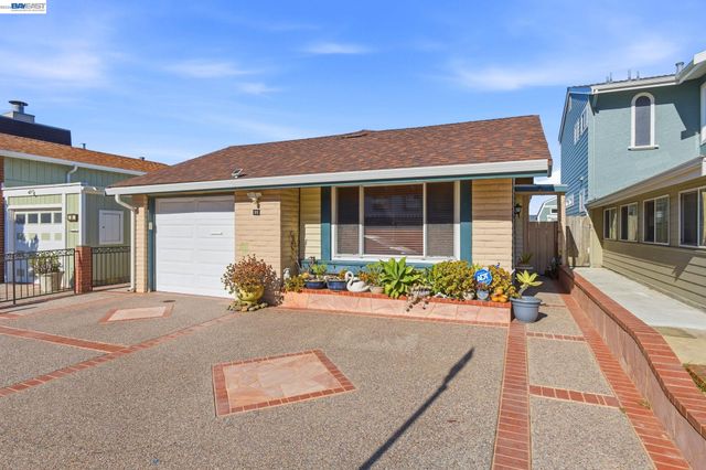 22 John Glenn Cir, Daly City, CA 94015