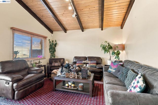 22 John Glenn Cir, Daly City, CA 94015