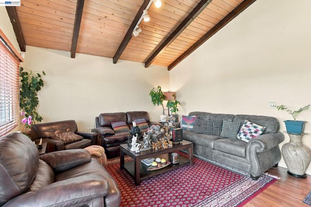 22 John Glenn Cir, Daly City, CA 94015