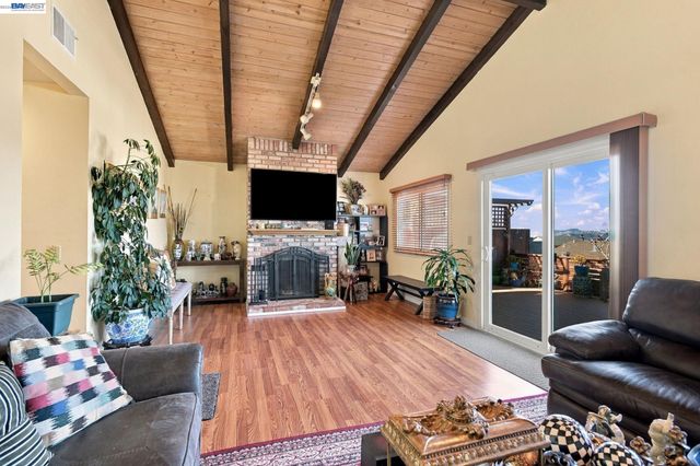22 John Glenn Cir, Daly City, CA 94015
