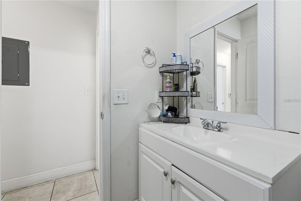 Image 14 of property listing at 5219 VIA HACIENDA CIRCLE B111, Orlando, FL 32839