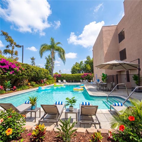 6815 Remmet 219, Canoga Park, CA 91303