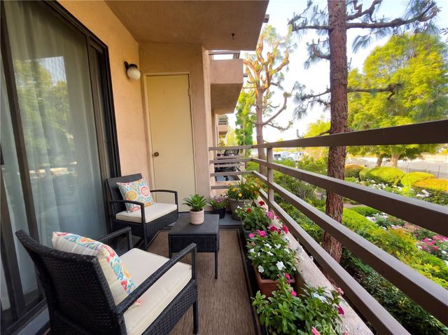 6815 Remmet 219, Canoga Park, CA 91303