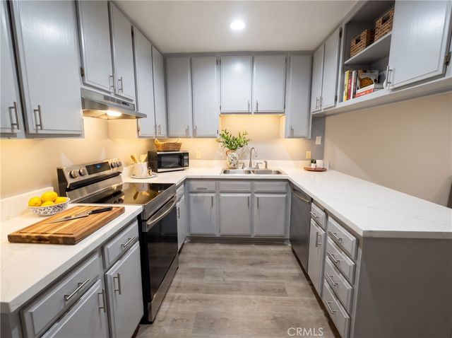 6815 Remmet 219, Canoga Park, CA 91303