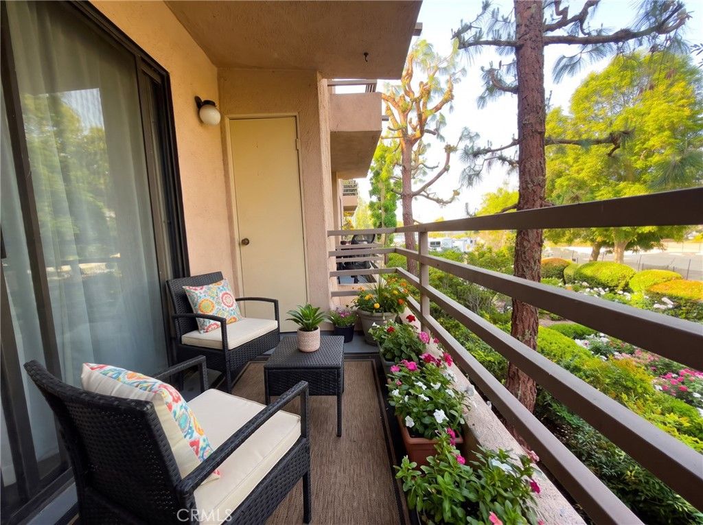 6815 Remmet 219, Canoga Park, CA 91303 — photo 3