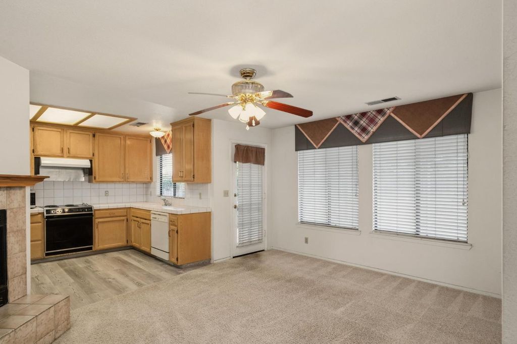 Image 12 of property listing at 2313 Palo Alto Avenue, Clovis, CA 93611