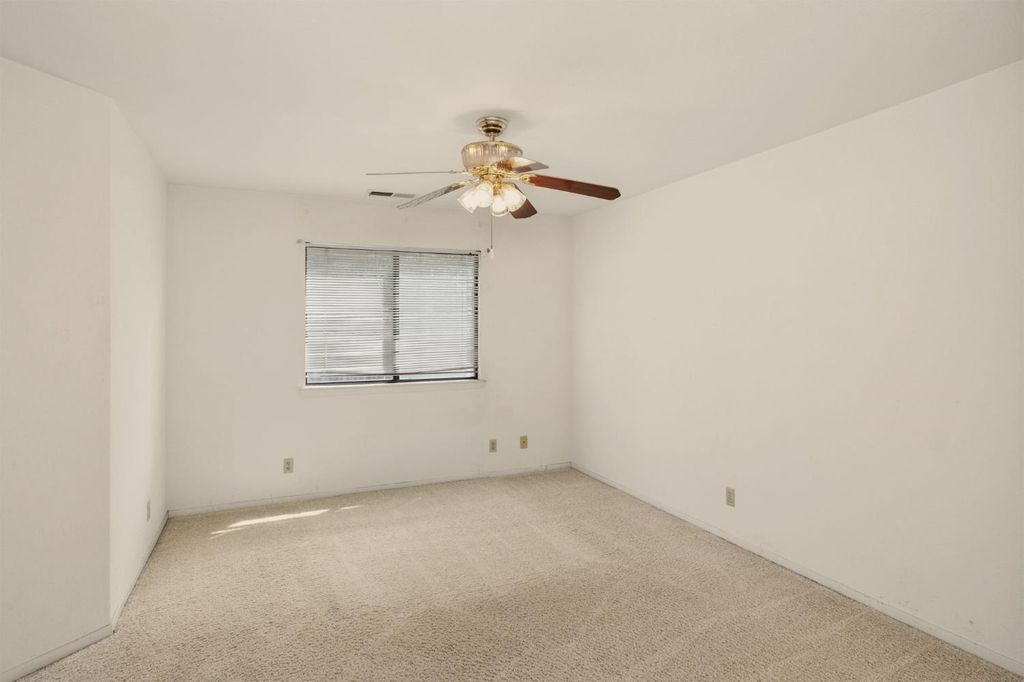 Image 18 of property listing at 2313 Palo Alto Avenue, Clovis, CA 93611