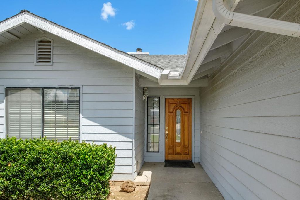 Image 3 of property listing at 2313 Palo Alto Avenue, Clovis, CA 93611