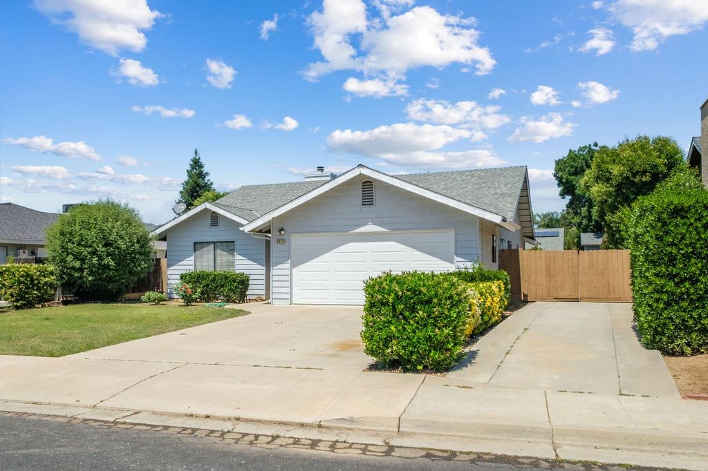 Image 33 of property listing at 2313 Palo Alto Avenue, Clovis, CA 93611