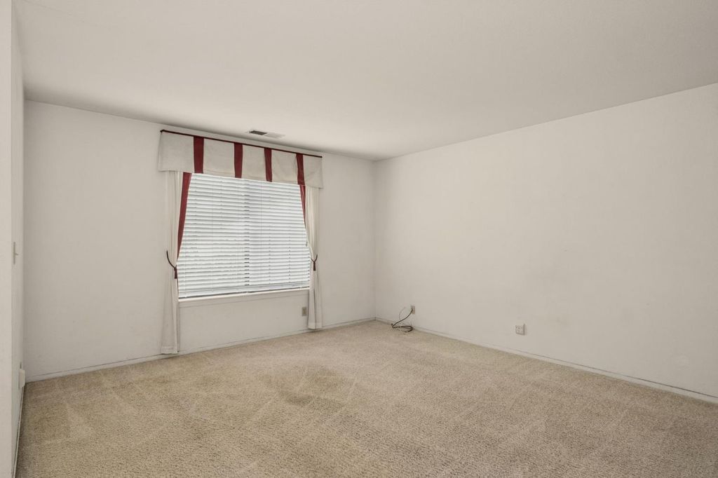 Image 6 of property listing at 2313 Palo Alto Avenue, Clovis, CA 93611