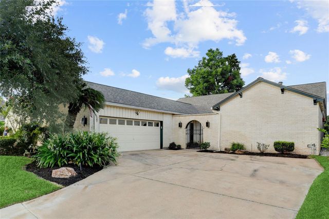 44 Crestwood Circle, Sugar Land, TX 77478