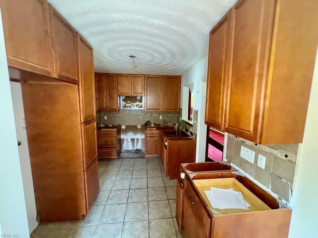 1511 Ekstine DR, Portsmouth, VA 23701