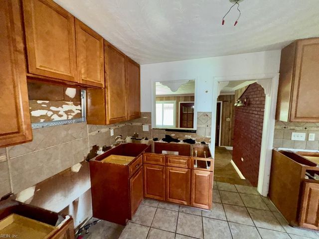 1511 Ekstine DR, Portsmouth, VA 23701