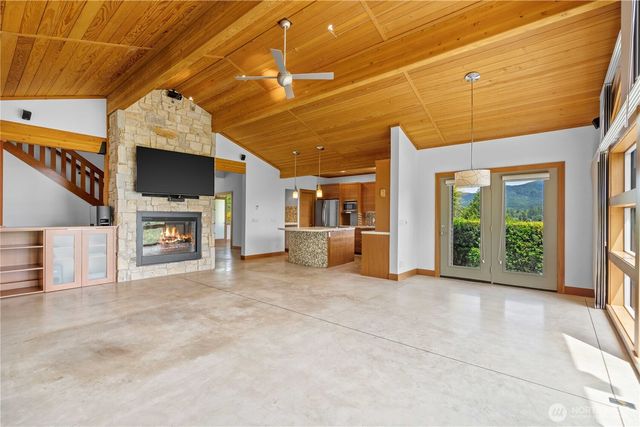 39229 278th Way SE, Enumclaw, WA 98022