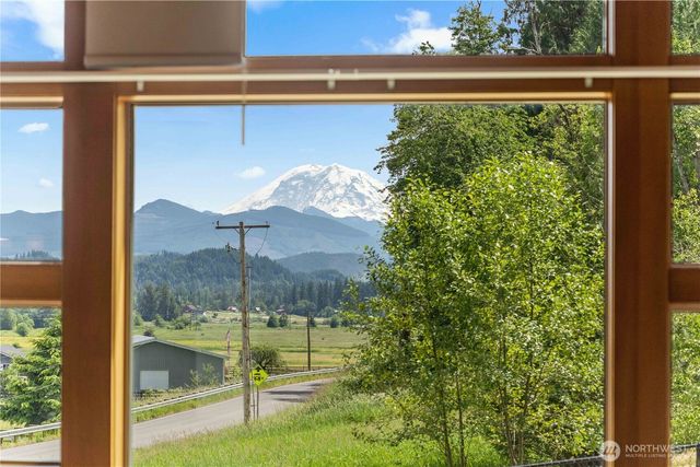 39229 278th Way SE, Enumclaw, WA 98022