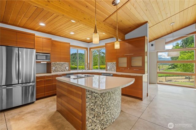 39229 278th Way SE, Enumclaw, WA 98022