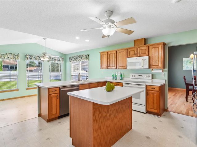 4200 Creekview Drive, Marion, IA 52302