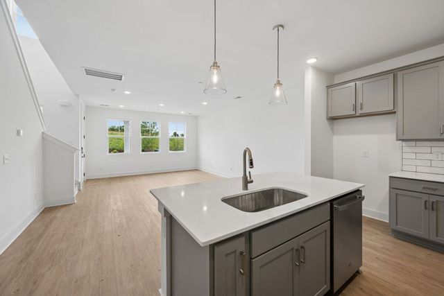 2575 Peaceful Valley Dr, Columbia, TN 38401