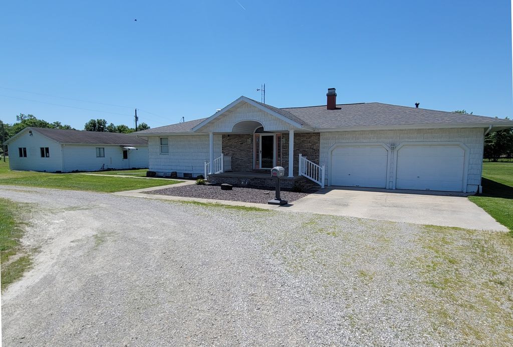 Image 1 of property listing at 2705 S Broadway Avenue, Salem, IL 62881