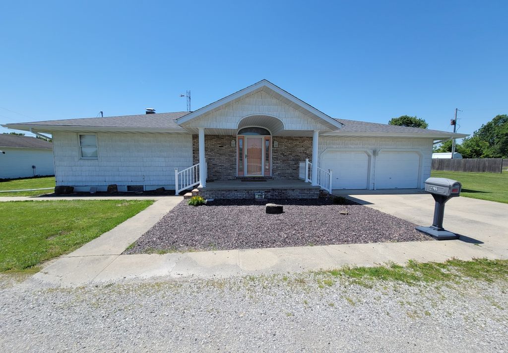 Image 2 of property listing at 2705 S Broadway Avenue, Salem, IL 62881