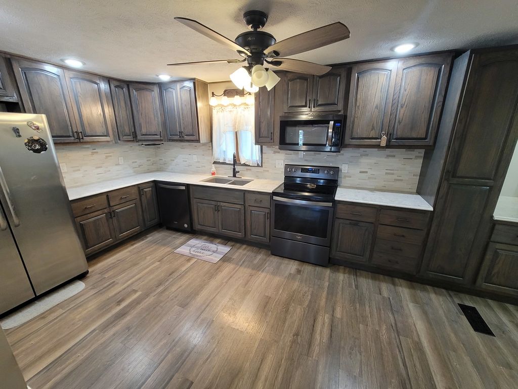 Image 11 of property listing at 2705 S Broadway Avenue, Salem, IL 62881