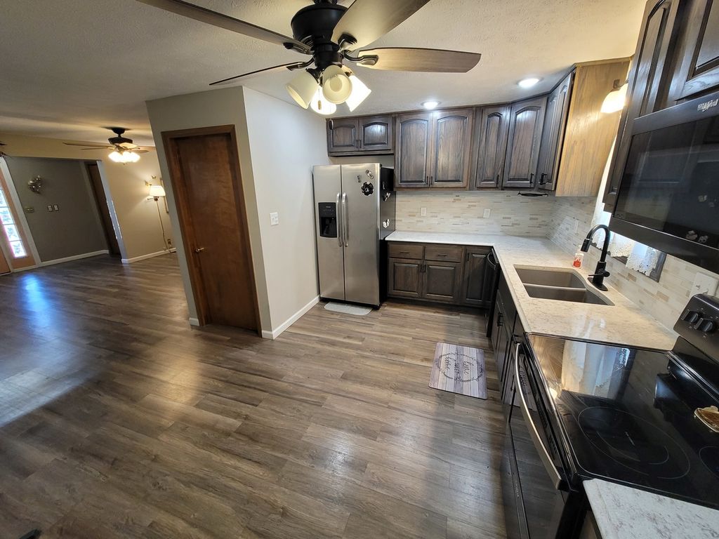 Image 12 of property listing at 2705 S Broadway Avenue, Salem, IL 62881