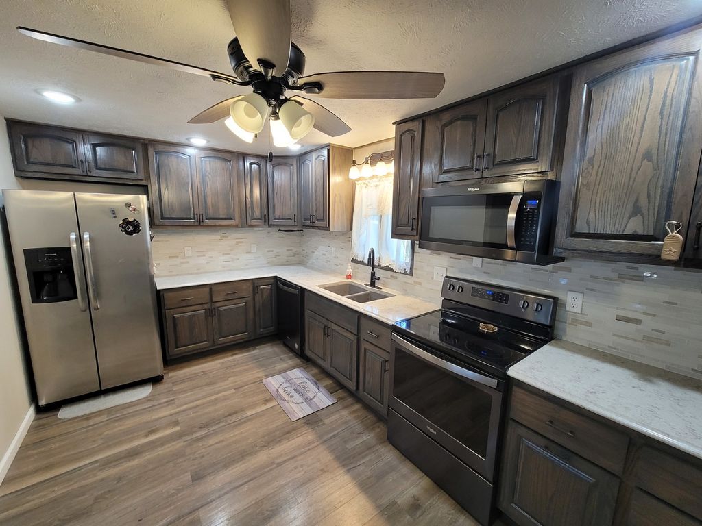 Image 13 of property listing at 2705 S Broadway Avenue, Salem, IL 62881