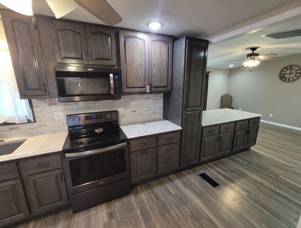 Image 14 of property listing at 2705 S Broadway Avenue, Salem, IL 62881
