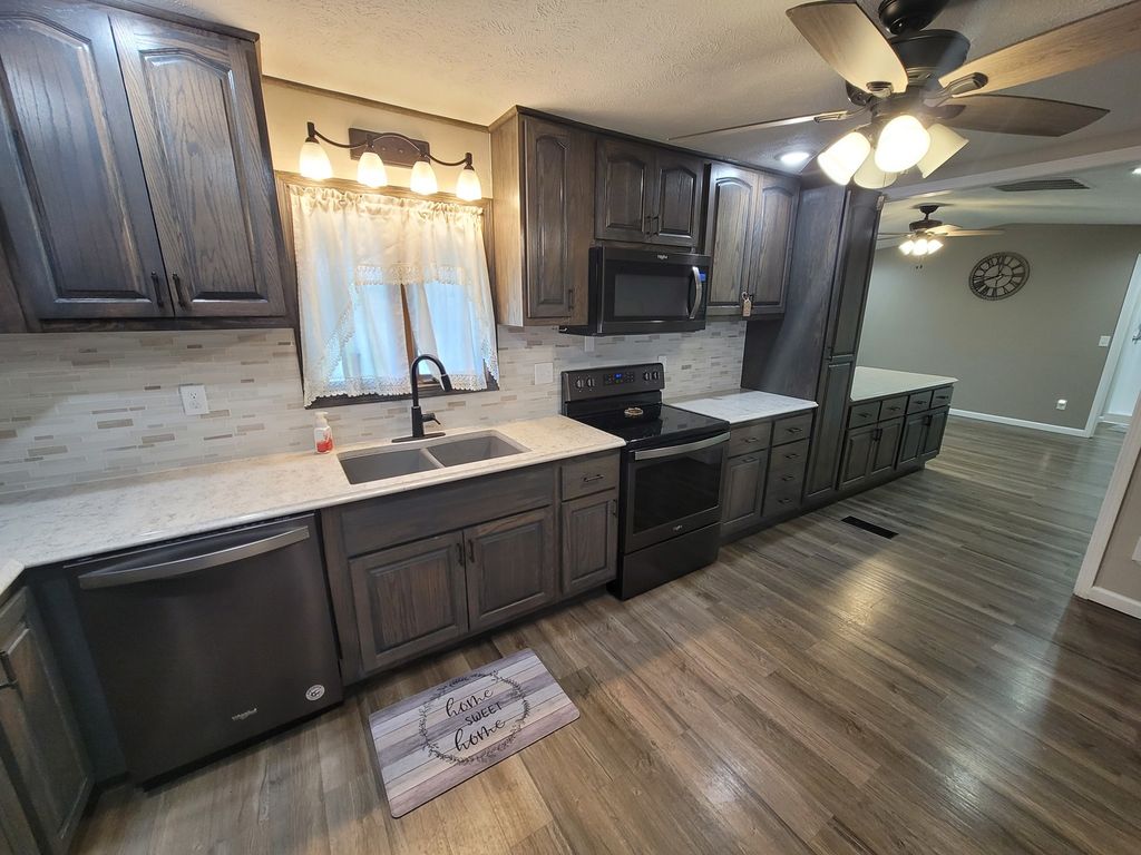 Image 15 of property listing at 2705 S Broadway Avenue, Salem, IL 62881