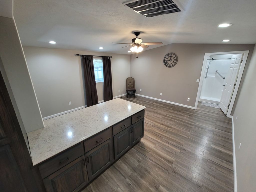 Image 16 of property listing at 2705 S Broadway Avenue, Salem, IL 62881