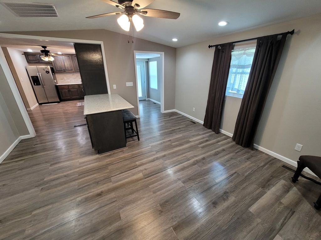 Image 17 of property listing at 2705 S Broadway Avenue, Salem, IL 62881