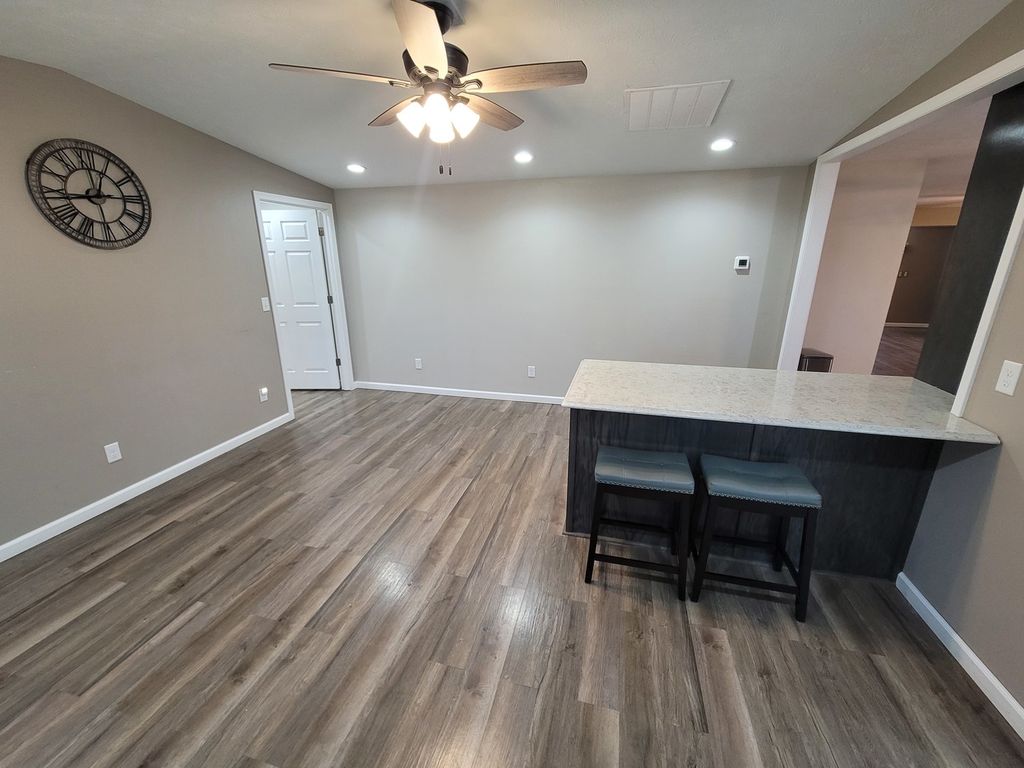 Image 18 of property listing at 2705 S Broadway Avenue, Salem, IL 62881