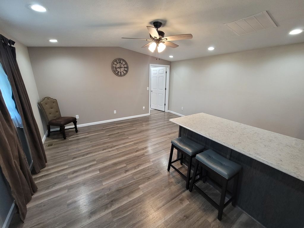 Image 19 of property listing at 2705 S Broadway Avenue, Salem, IL 62881