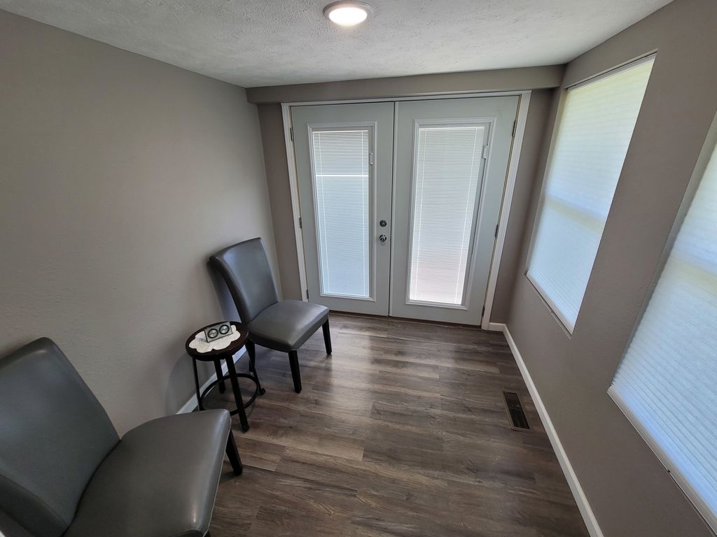 Image 20 of property listing at 2705 S Broadway Avenue, Salem, IL 62881