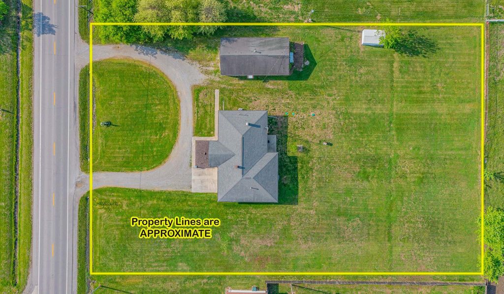 Image 3 of property listing at 2705 S Broadway Avenue, Salem, IL 62881