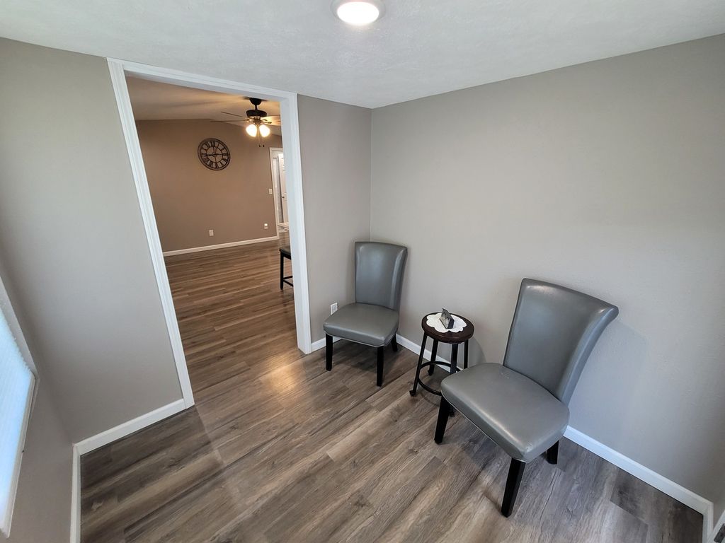 Image 21 of property listing at 2705 S Broadway Avenue, Salem, IL 62881