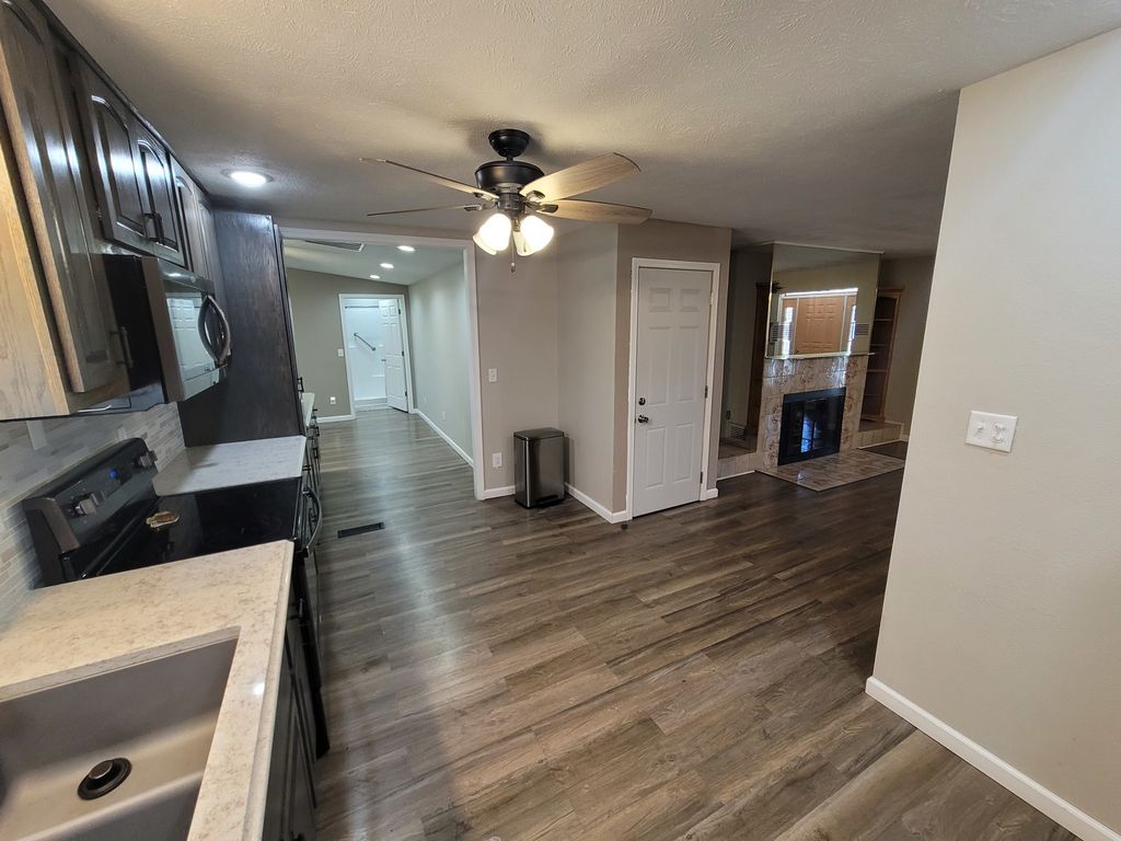 Image 22 of property listing at 2705 S Broadway Avenue, Salem, IL 62881