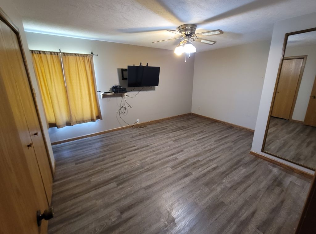 Image 29 of property listing at 2705 S Broadway Avenue, Salem, IL 62881