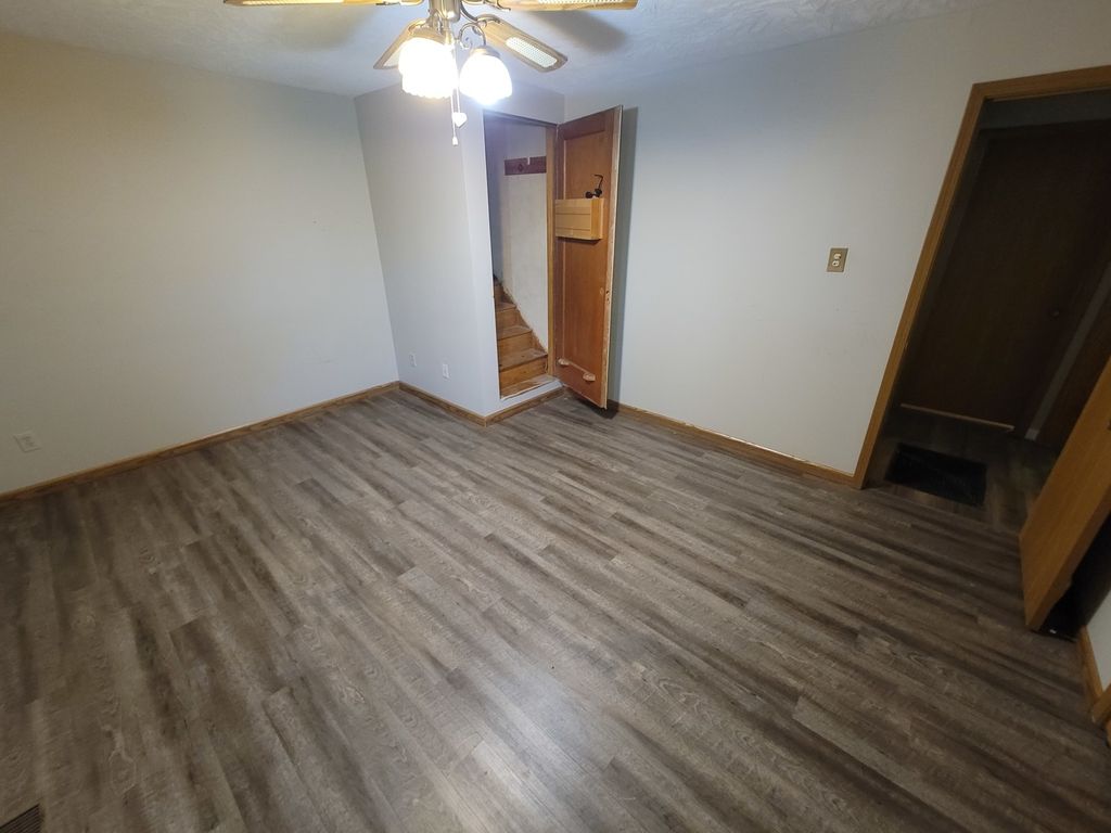 Image 30 of property listing at 2705 S Broadway Avenue, Salem, IL 62881