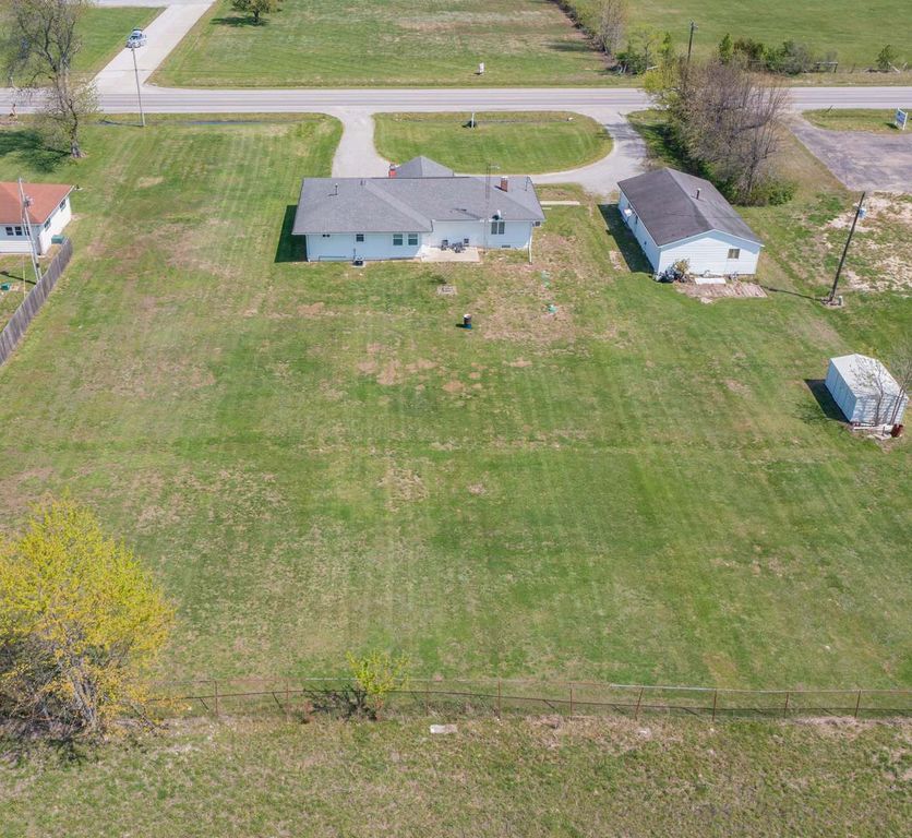 Image 4 of property listing at 2705 S Broadway Avenue, Salem, IL 62881