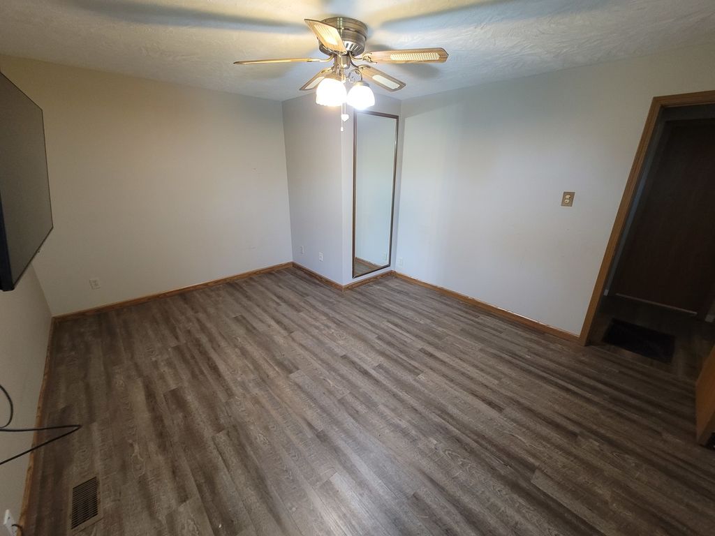 Image 31 of property listing at 2705 S Broadway Avenue, Salem, IL 62881
