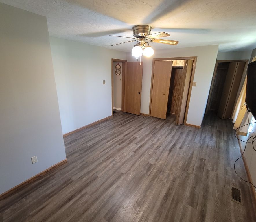 Image 32 of property listing at 2705 S Broadway Avenue, Salem, IL 62881