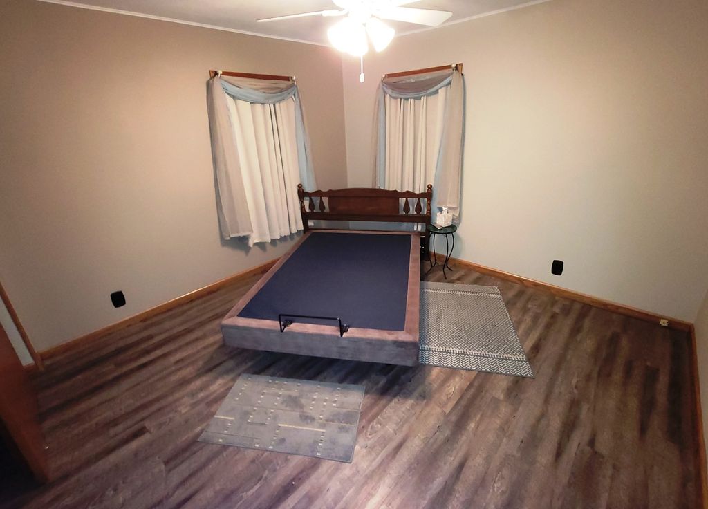 Image 35 of property listing at 2705 S Broadway Avenue, Salem, IL 62881