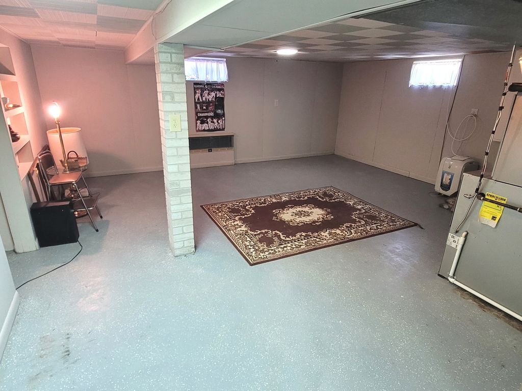 Image 36 of property listing at 2705 S Broadway Avenue, Salem, IL 62881
