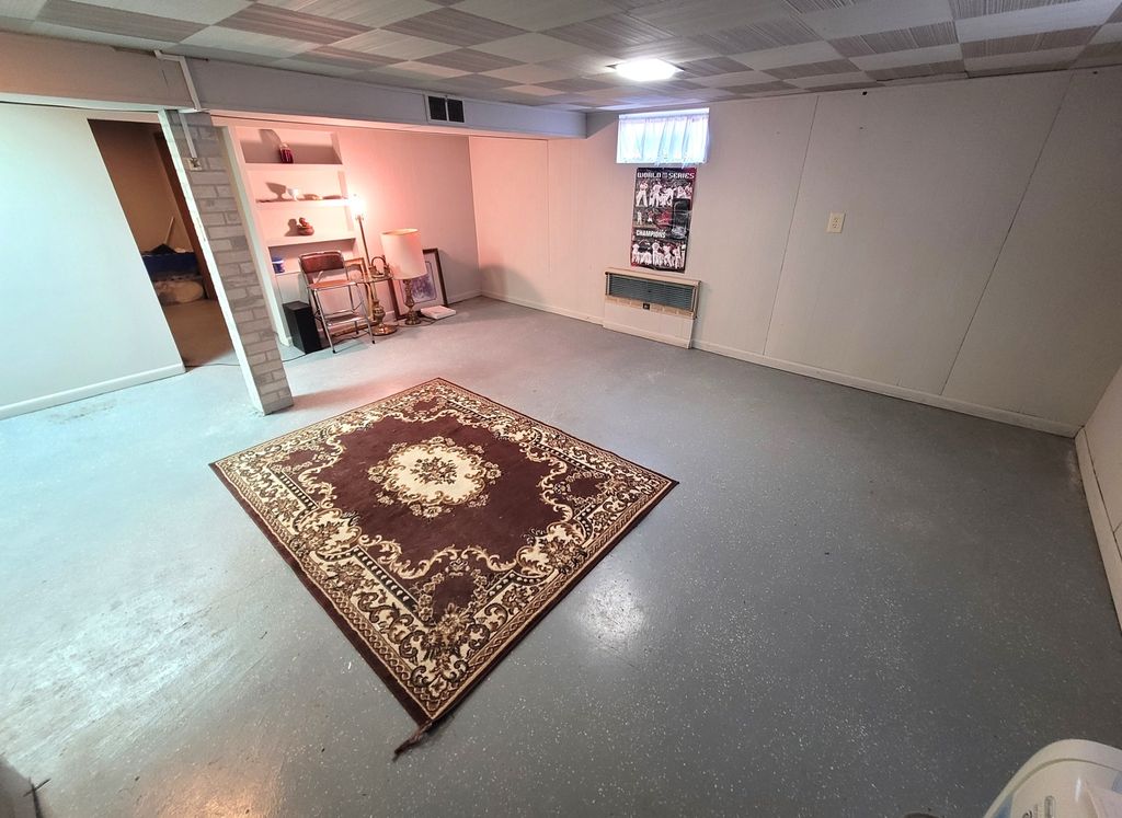 Image 37 of property listing at 2705 S Broadway Avenue, Salem, IL 62881